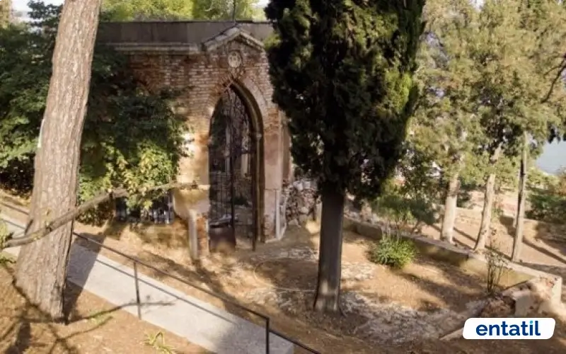Süslü Mezar (Kangelaris Ailesi Anıt Mezarı)