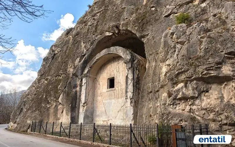 Aynalı Mağara
