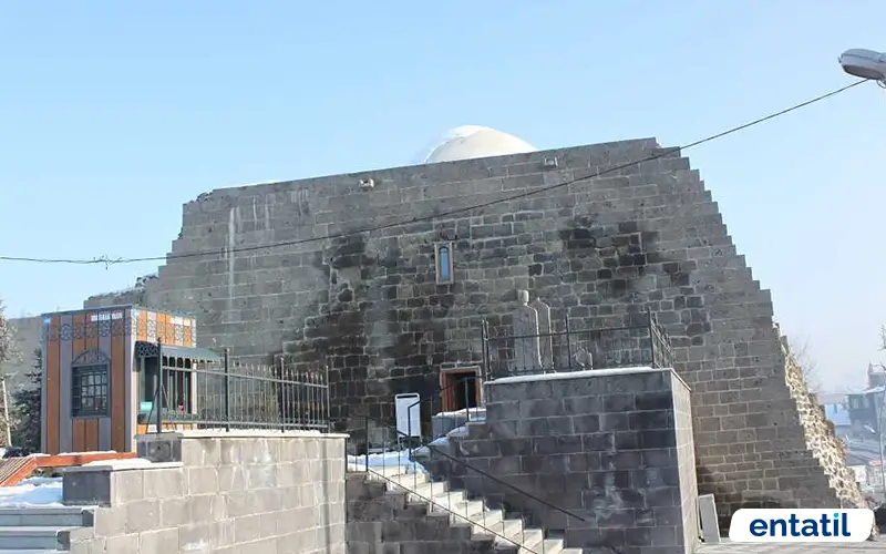 Ebu İshak Kazeruni Türbesi