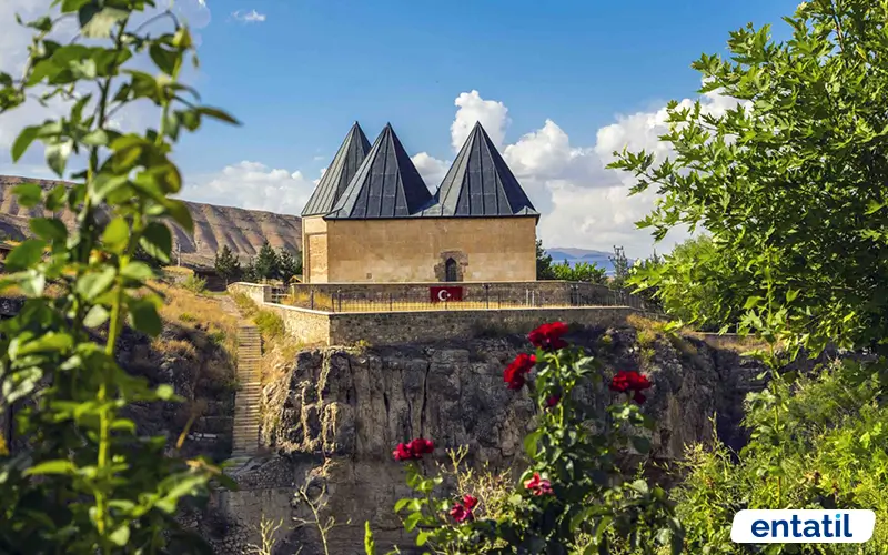 Sultan Melik Türbesi