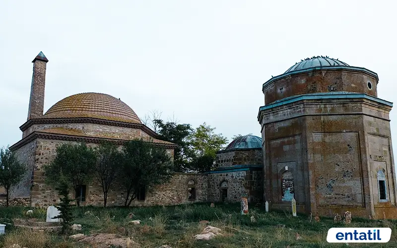 Üryan Baba Türbesi