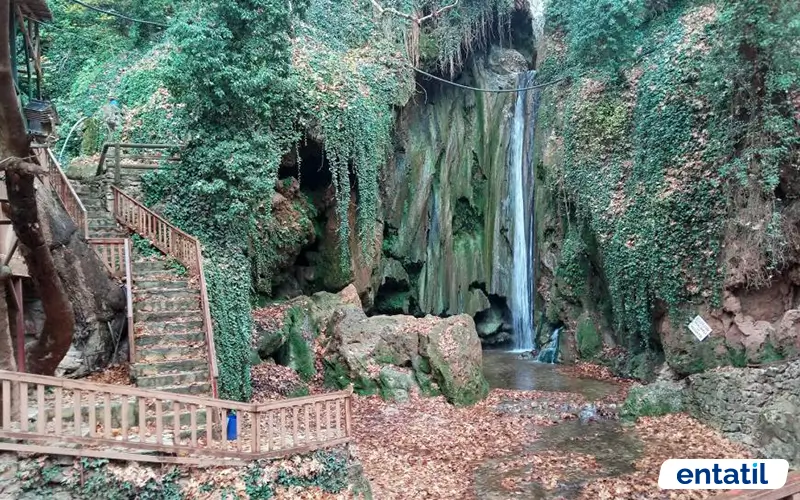 Yeşildere Şelalesi (Ağlayan Kaya Şelalesi)