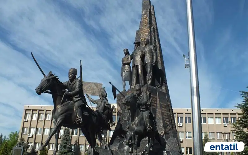 Atatürk ve Kurtuluş Anıtı